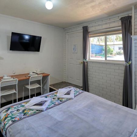 Oasis Motel Peak Hill Екстериор снимка